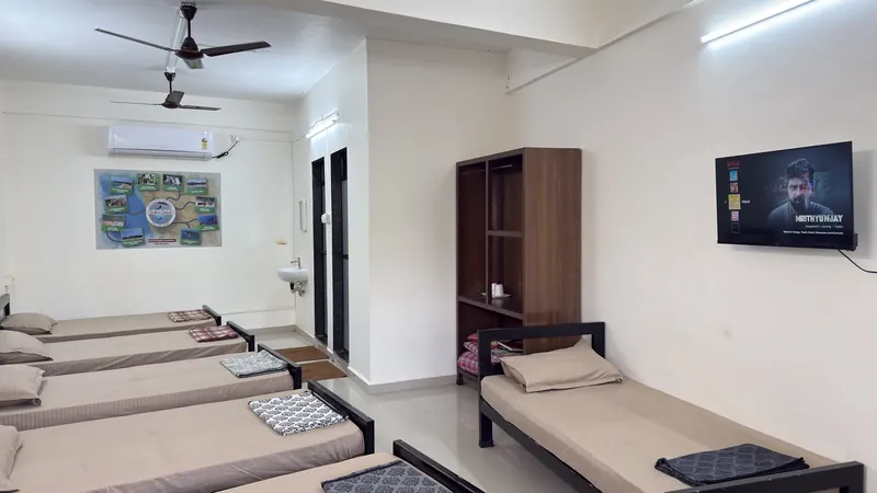 Six Bed Room at Konkan Central Family Rooms, Kankavli: six single beds, AC and TV